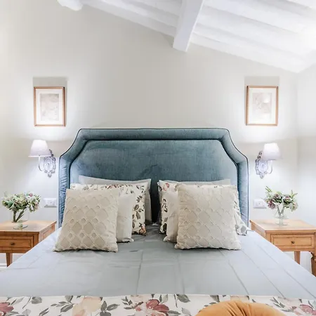 Charming Escape With Cathedral Views Apartman